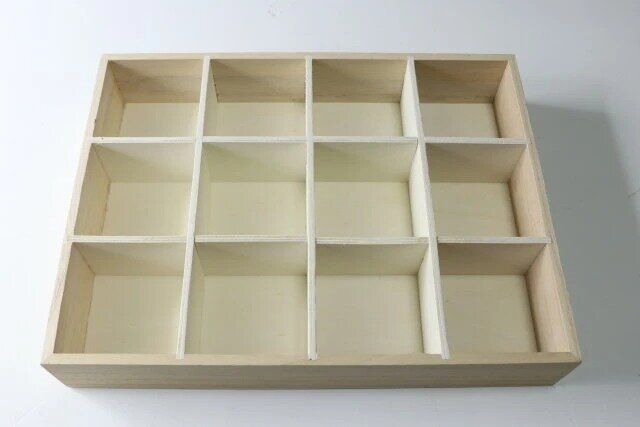 ダイソーのインテリア収納ボックスの12マスタイプ