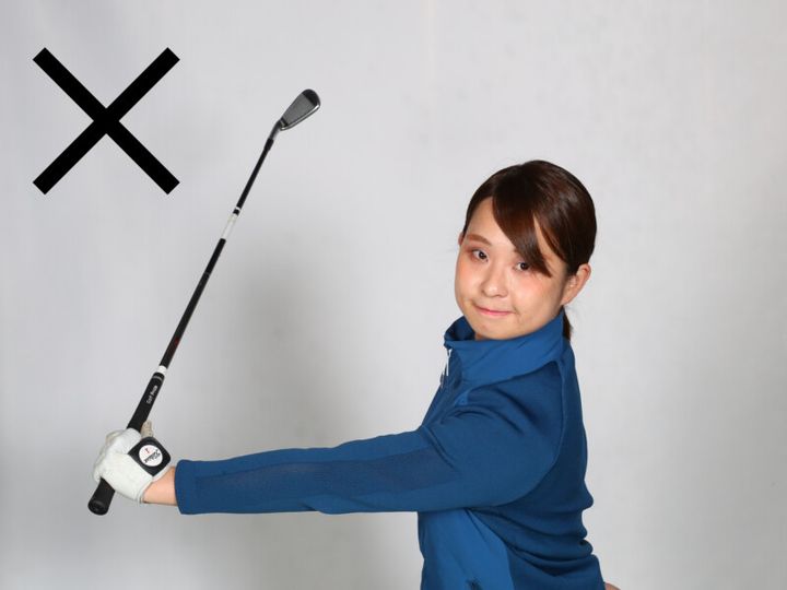 左腕を伸ばしてスイングしてない？しなりを活かしたスイングになる方法をレッスン