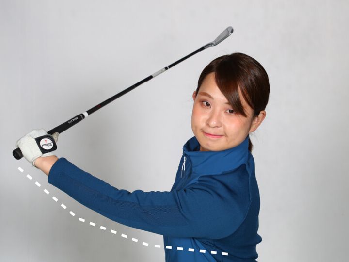 左腕を伸ばしてスイングしてない？しなりを活かしたスイングになる方法をレッスン