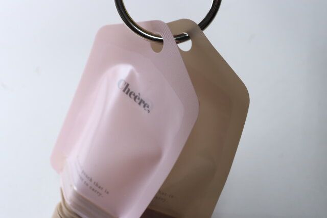 セリアのフックで吊るせるつめかえパウチ 30mL2P