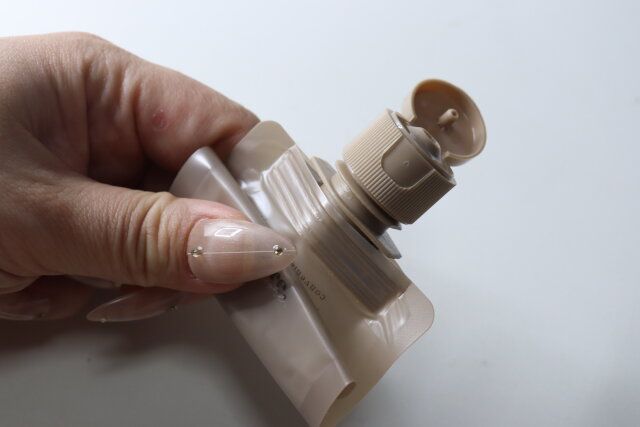 セリアの折れる吊るせるつめかえパウチ 30mL2P