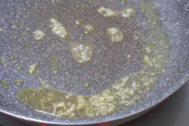 スパゲティのゆで汁を加える。