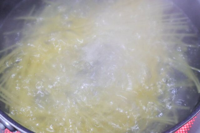 スパゲティを茹でる。