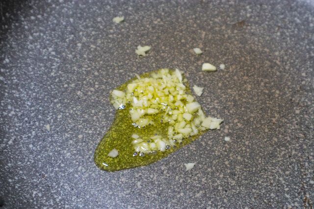 オリーブオイルとにんにくのみじん切り