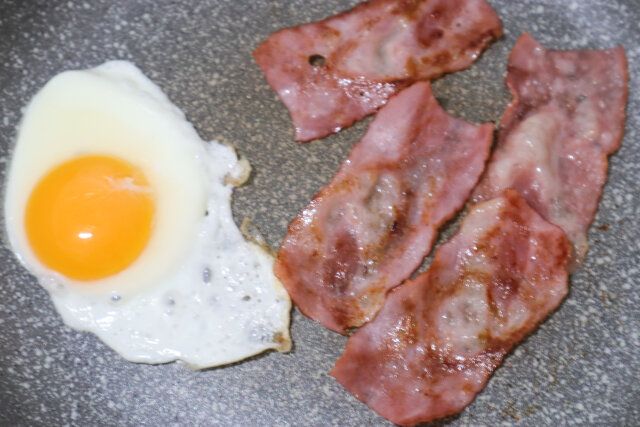 目玉焼きとベーコンを焼く。