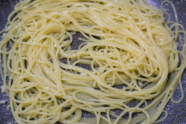 ゆであがったスパゲティを加える。