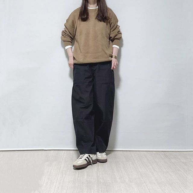 スムースコットンクルーネックセーター×UNIQLO：Cのブラックの「ワイドバルーンパンツ」