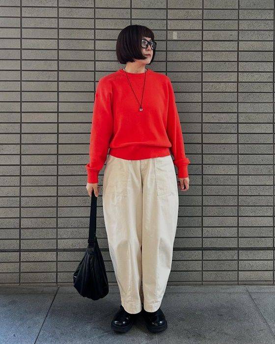 スムースコットンクルーネックセーター×UNIQLO：Cのナチュラルの「ワイドバルーンパンツ」