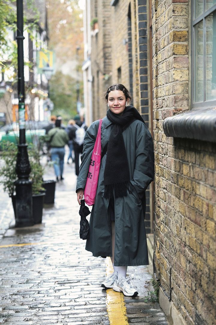 柄ありピンがいいアクセントに。服もヘアスタイルもオシャレなロンドンガール