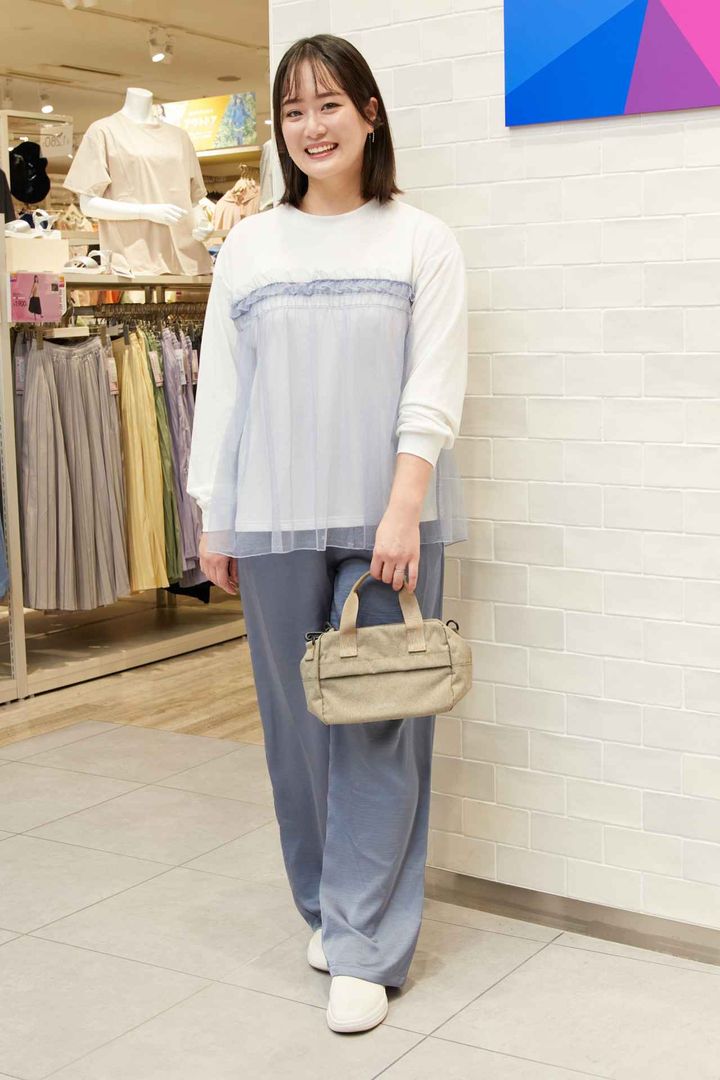 画像: チュール切り替えプルオーバー￥1,780・サテンイージーワイドパンツ￥1,900・折り畳める撥水2WAYミニボストンバッグ￥2,300・雲の上ステップインニットスリッポン￥2,500／ワークマン workman.jp