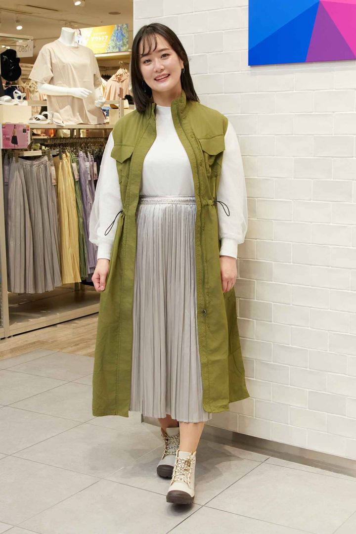 画像: 高撥水スタンドワンピースアウター￥3,900・チュール切り替えプルオーバー￥1,780・撥水メタリックプリーツスカート￥2,300・レディース防水サファリシューズ￥1,900／ワークマン workman.jp