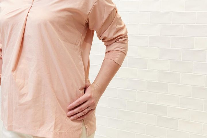 画像: 「ブラウスの袖口の内側にリブをつけ、腕をまくってもズリ落ちてこないように工夫しました。仕事や作業に集中できてとてもいいですよ」（伊藤さん） workman.jp