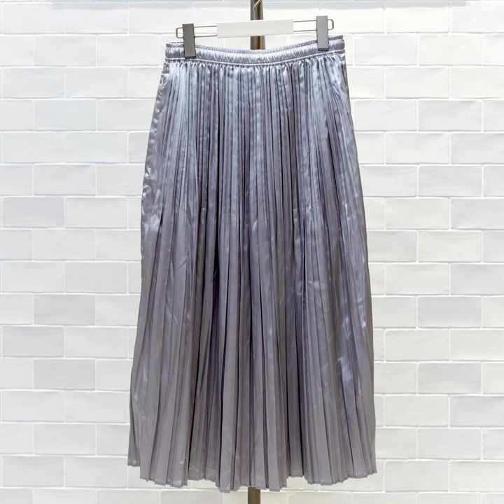 画像: 6. コンシールファスナーポケットつき＆パッカブル仕様で大人気の撥水機能搭載スカートの新作。撥水メタリックプリーツスカート￥2,300／ワークマン workman.jp