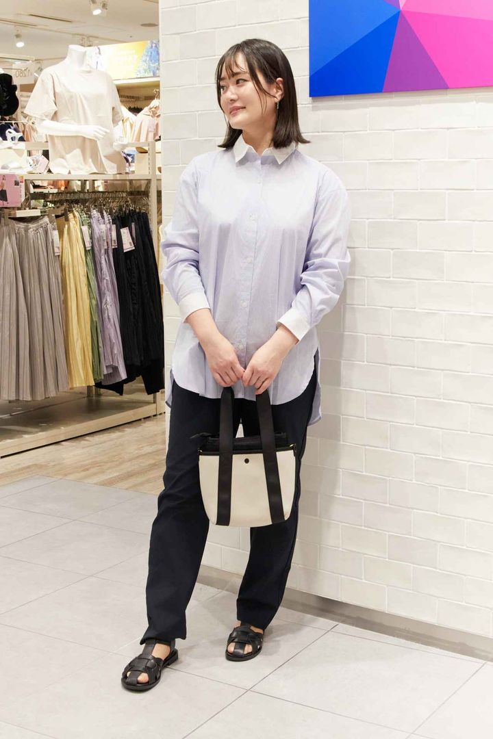 画像: クレリックオーバーシャツ￥1,900・コットンライクストレッチパンツ￥1,500・PEレジン2WAYショルダーバッグ￥1,900・グルカサンダル￥1,900／ワークマン workman.jp