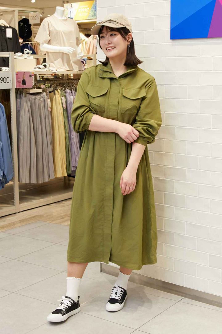 画像: 高撥水スタンドワンピースアウター￥3,900・テープリボンストラップキャップ￥780・ソックス￥299・キャンバススニーカー￥980／ワークマン workman.jp