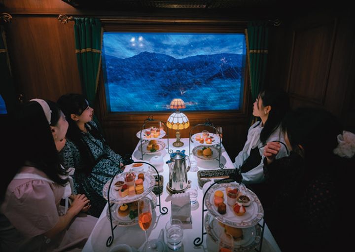 列車×ミステリーの黄金コンビ。食は優雅にアフタヌーンティー。