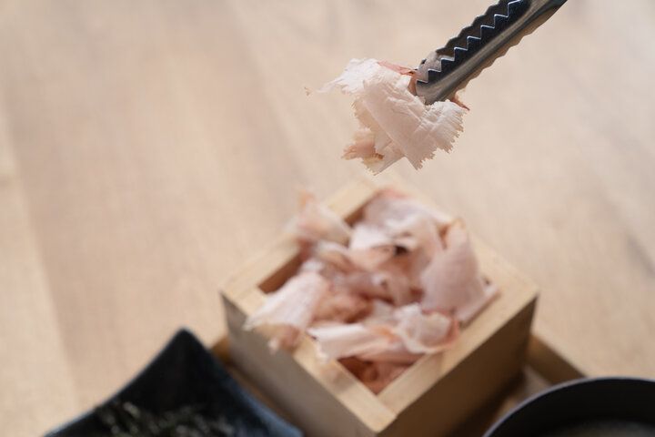 削りたての香りに包まれて。焼津「やなぎやカフェ」で出会う、かつお節とだしのごちそう時間