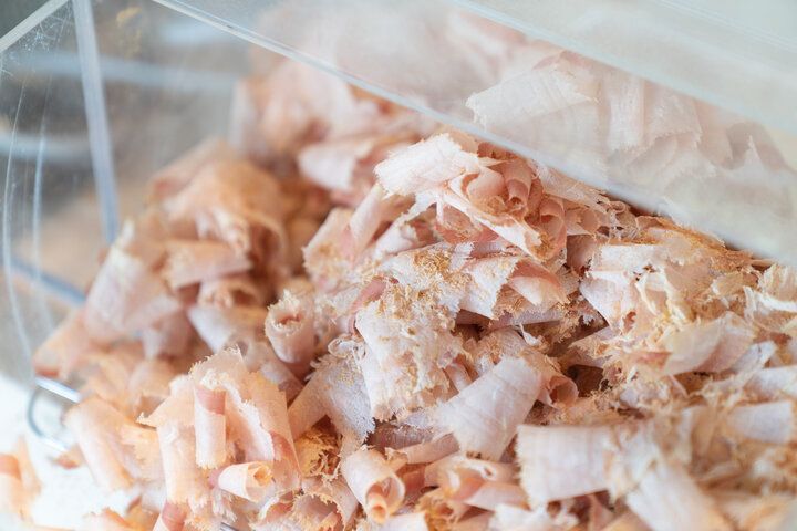 削りたての香りに包まれて。焼津「やなぎやカフェ」で出会う、かつお節とだしのごちそう時間