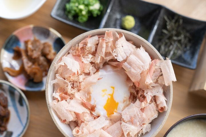 削りたての香りに包まれて。焼津「やなぎやカフェ」で出会う、かつお節とだしのごちそう時間
