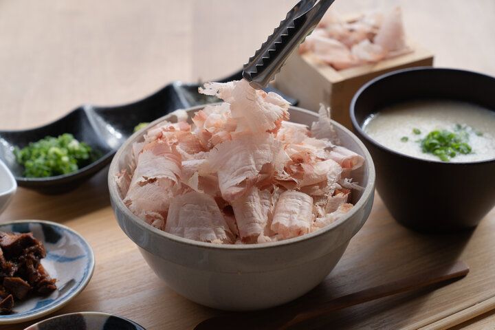 削りたての香りに包まれて。焼津「やなぎやカフェ」で出会う、かつお節とだしのごちそう時間