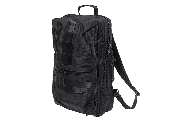 〈ブリーフィング〉のバッグパック