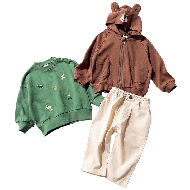 くま耳パーカと恐竜の刺繍入りプルオーバーと白のパンツ