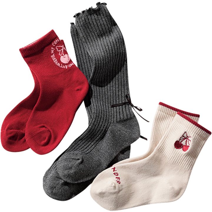 刺繍やリボンがあしらわれたキュートな靴下