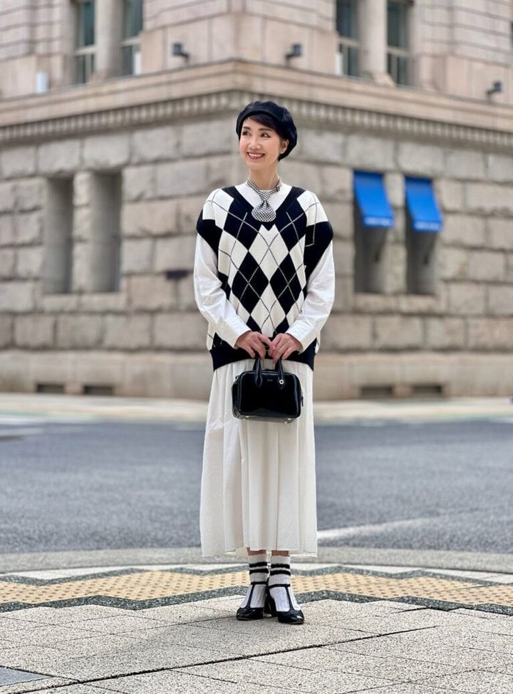 ベレー帽・ニットベスト・バッグ：SHIPS、Qタイ：テーラーコフジ