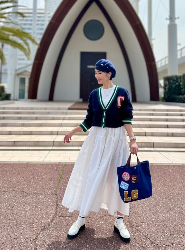 ベレー帽：GALLARDA、レタードカーディガン：BEAMS BOY、トートバッグ：LOGAN KNITTING MILLS、ローファー：SHIPS