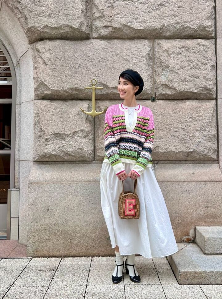 ベレー帽：SHIPS、スキッパーニット：SHIPS any、かごバッグ：eb.a.gos、Tストラップシューズ：haco