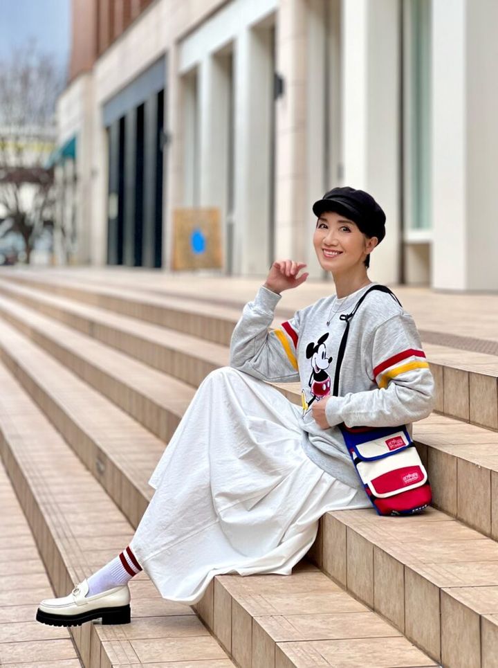 キャスケット：BEAMS BOY、スウェット：Disney（ BEAMS ）、バッグ：Manhattan Potage（ BEAMS ）