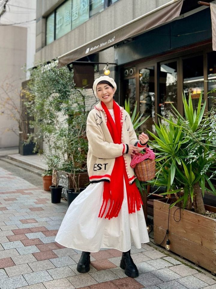 ベレー帽・カウチンニット：BEAMS BOY、ストール：SLOBE IENA、かごバッグ・かぶせ布：eb.a.gos、ショートブーツ：Fabio Rusconi