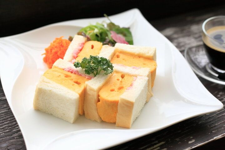 敷地内には桜並木や昭和レトロ建築も。木曽川沿いのテラスでお花見ランチ＆ティータイム「サクラテーブル」