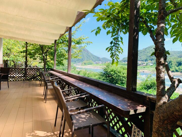 敷地内には桜並木や昭和レトロ建築も。木曽川沿いのテラスでお花見ランチ＆ティータイム「サクラテーブル」