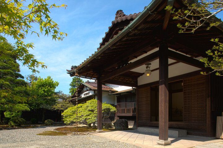 敷地内には桜並木や昭和レトロ建築も。木曽川沿いのテラスでお花見ランチ＆ティータイム「サクラテーブル」