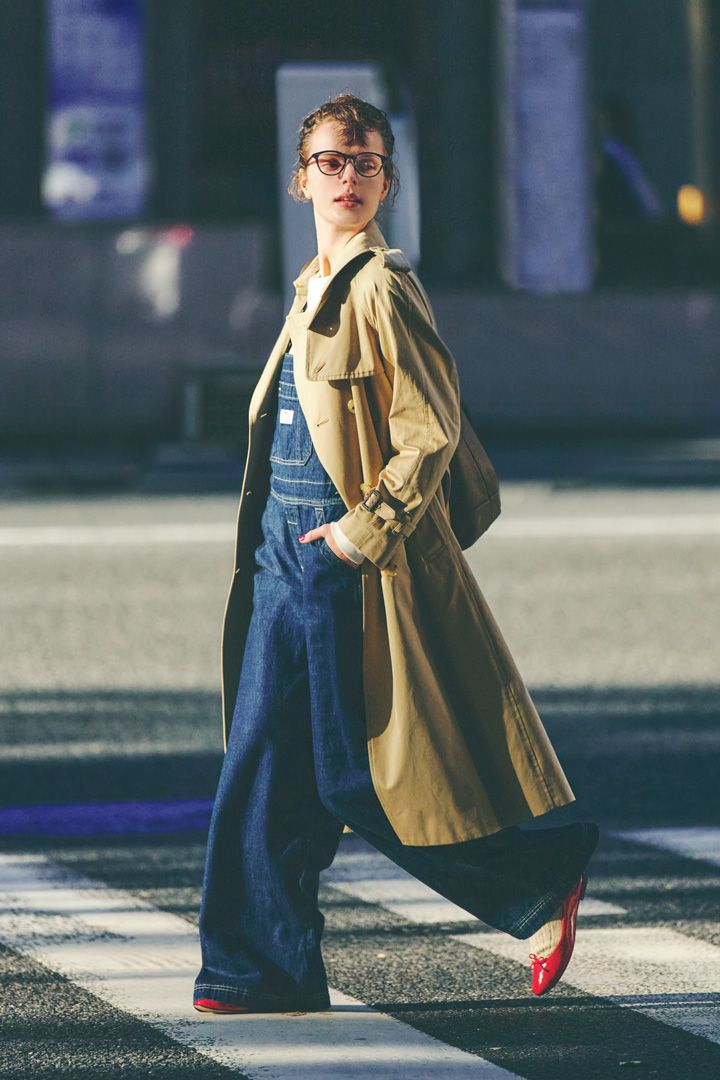 オーバーオールにコートを合わせるとあっという間に洗練されたスタイルに