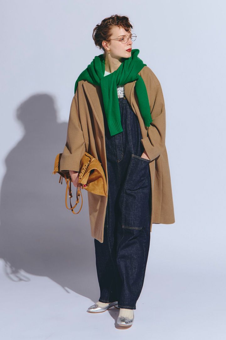 オーバーオールにコートを合わせるとあっという間に洗練されたスタイルに
