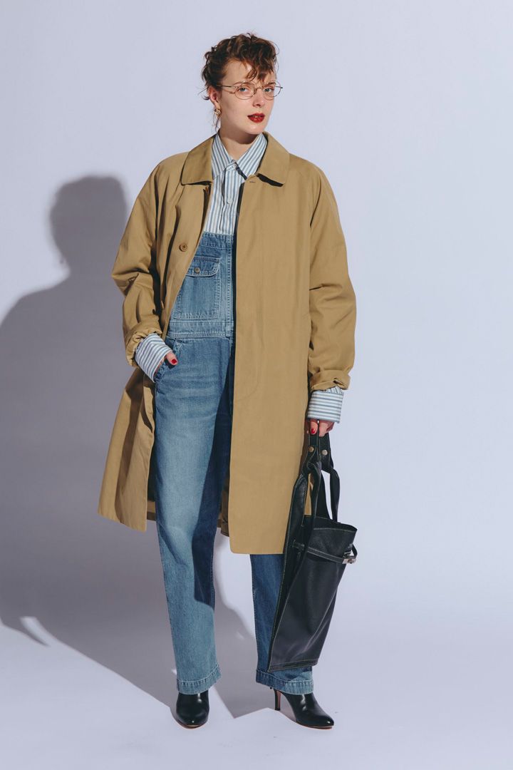 オーバーオールにコートを合わせるとあっという間に洗練されたスタイルに