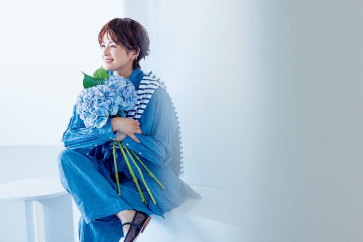 肩にかけたトップス¥28,600、シャツ¥53,900、オールインワン ¥85,800 ／トゥジュー（トゥジュー 代官山ストア）、フープピアス ¥17,600、イヤカフ¥24,200、リング¥26,400／シモン（simmon SHOP / ATELIER）