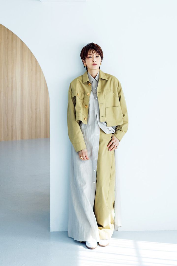 ジャケット¥35,200、ドレス¥41,800、パンツ¥30,800／すべてハイク（ボ ウルズ）、シューズ¥156,200 ／ジェイエムウエストン（ジェイエムウエス トン 青山店）、ピアス¥113,300、ネックレス¥514,800、リング（右手 薬指）¥104,500、リング（左手人差し指）¥104,500、リング（左手小指） ¥126,500 ／すべてシャルロット シェネ（エドストローム オフィス）