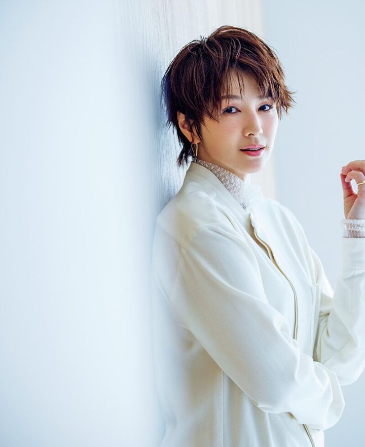 オールインワン¥49,500／ニコラ ジェンソン （リノウン）、中に着たトップス¥18,700／ニ アー ニッポン（ニアー）、ピアス¥55,000、リ ング¥38,500／ともにリューク