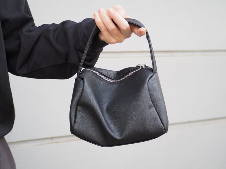 「スリーコインズ」のバッグ