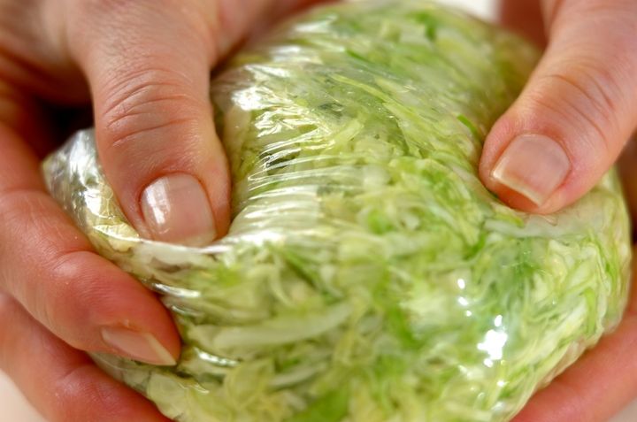 中華風コールスローの下準備1