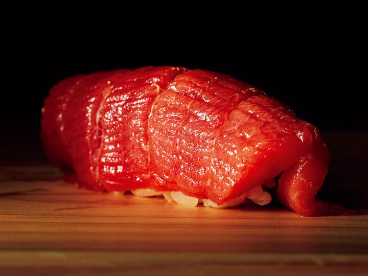 三越前『日本橋 鮨 洋』の「本まぐろ赤身の漬けの握り」