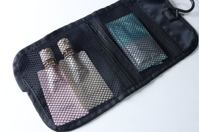セリアのメッシュポケット付きつり下げポーチ