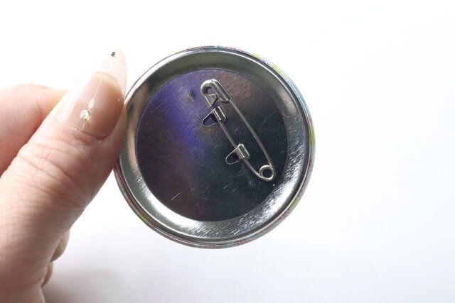 セリアのSWIMMER 缶バッジ Kawaiiの裏面