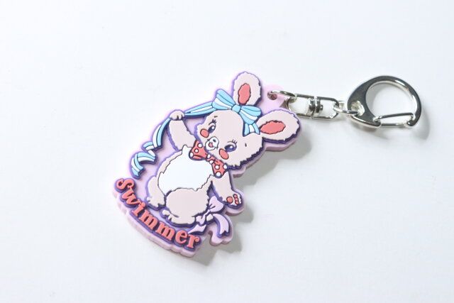 セリアのSWIMMER ラバーキーホルダー Kawaiiのうさぎのリバニー
