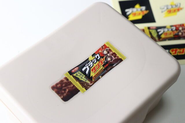 ダイソーのフィルムステッカー（ブラックサンダー）6