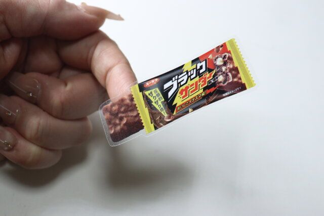 ダイソーのフィルムステッカー（ブラックサンダー）5