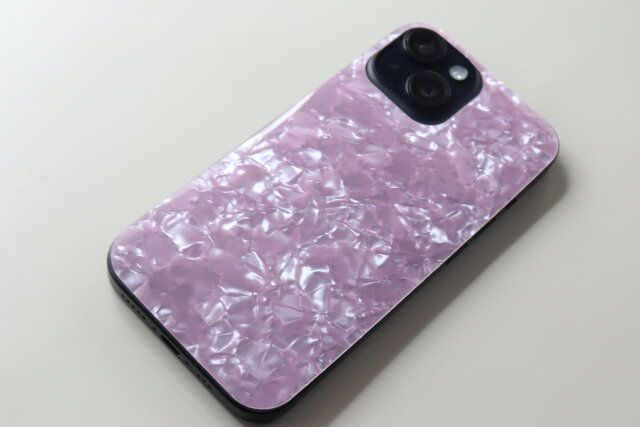 ダイソー スマホ用インナーシート（ピンククラッシュ柄） サイズ感 iPhone15